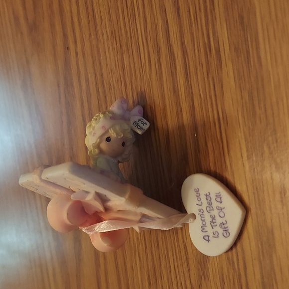 Precious Moments porcelain box w/girl, bow and heart - Picture 8 of 10